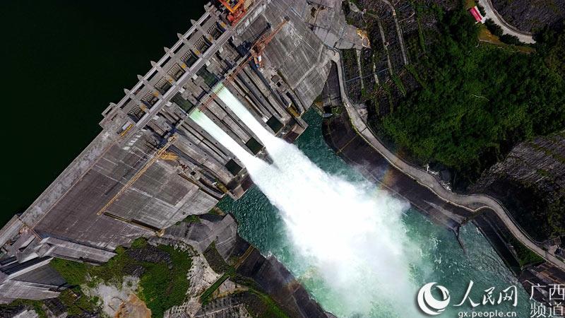 广西龙滩水力发电厂开闸泄洪,场面壮观(高东风 摄)