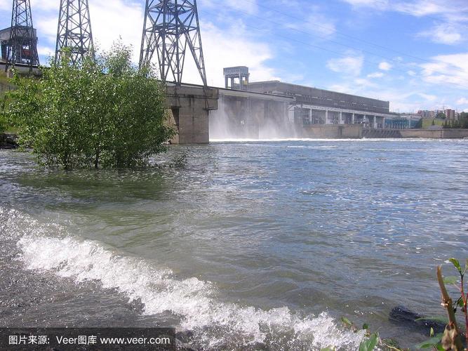 新西伯利亚水力发电厂夏季在鄂毕河上排水发电